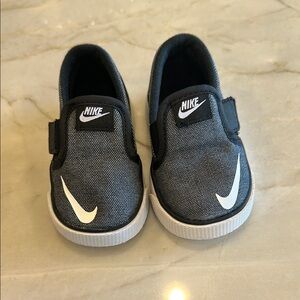 Nike Black and White Sneakers Casual Lifestyle Design